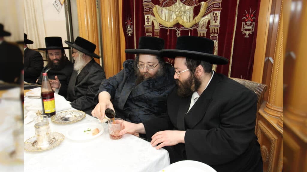 המשב"ק: כסאות הפלא בסקווירא והפגישה החשאית בסלונים המשב"ק: כסאות הפלא בסקווירא והפגישה החשאית בסלונים