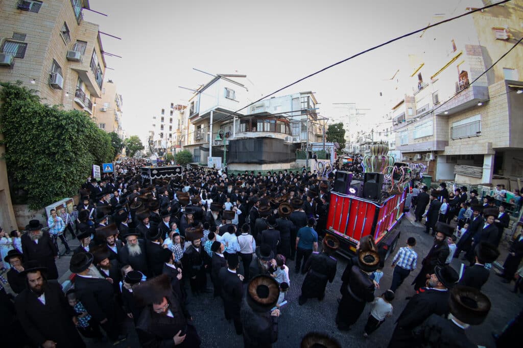 מעמד הכנסת ספר תורה לבית המדרש הגדול ויז'ניץ בבני ברק