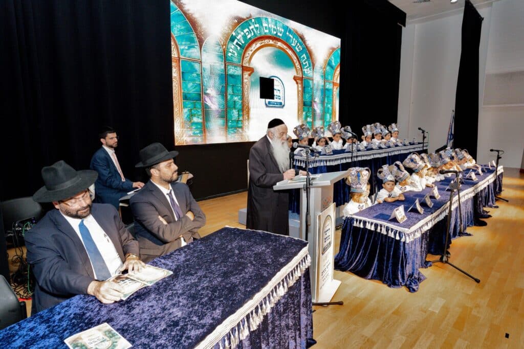 אחיסמך: המקובל חילק את הסידורים בפעם הראשונה לילדים