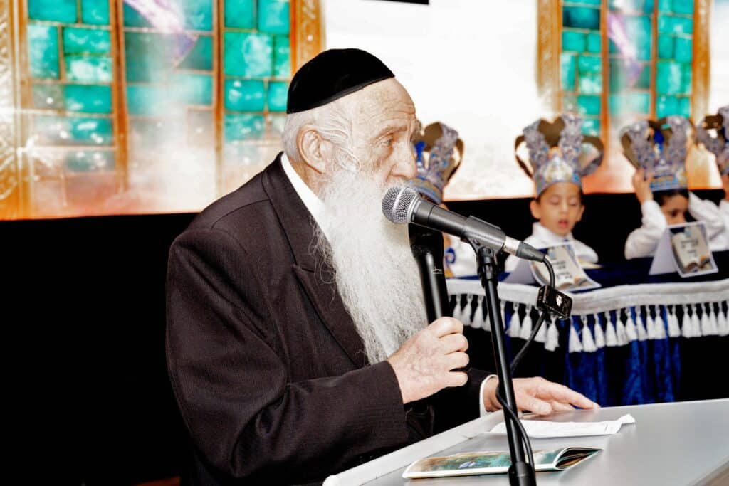 אחיסמך: המקובל חילק את הסידורים בפעם הראשונה לילדים