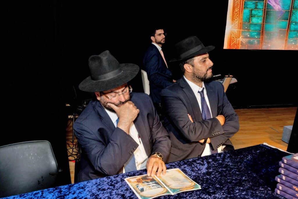 אחיסמך: המקובל חילק את הסידורים בפעם הראשונה לילדים