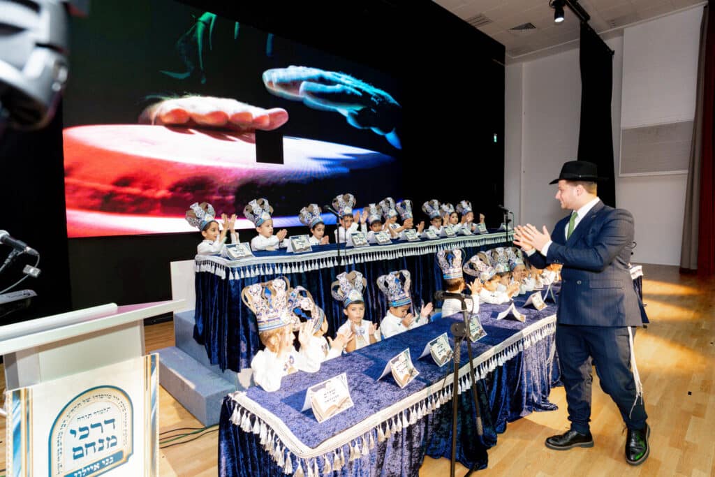 אחיסמך: המקובל חילק את הסידורים בפעם הראשונה לילדים