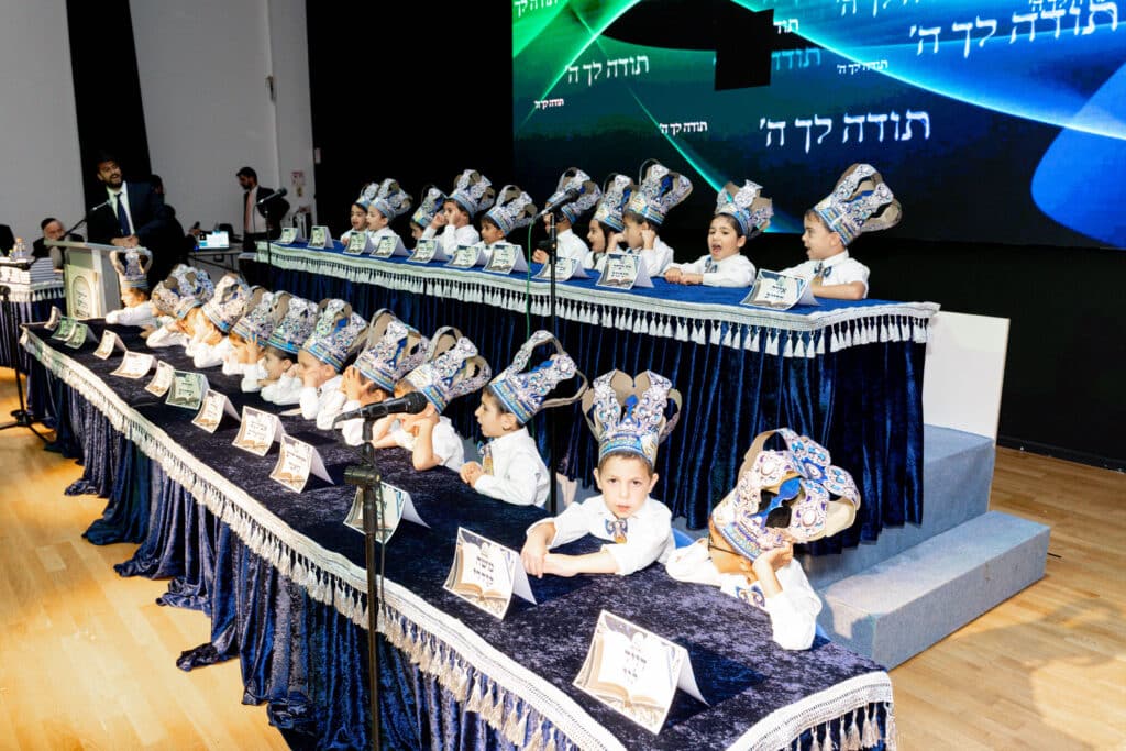 אחיסמך: המקובל חילק את הסידורים בפעם הראשונה לילדים