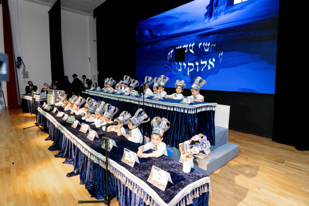 אחיסמך: המקובל חילק את הסידורים בפעם הראשונה לילדים