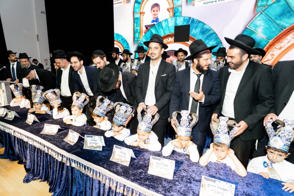 אחיסמך: המקובל חילק את הסידורים בפעם הראשונה לילדים