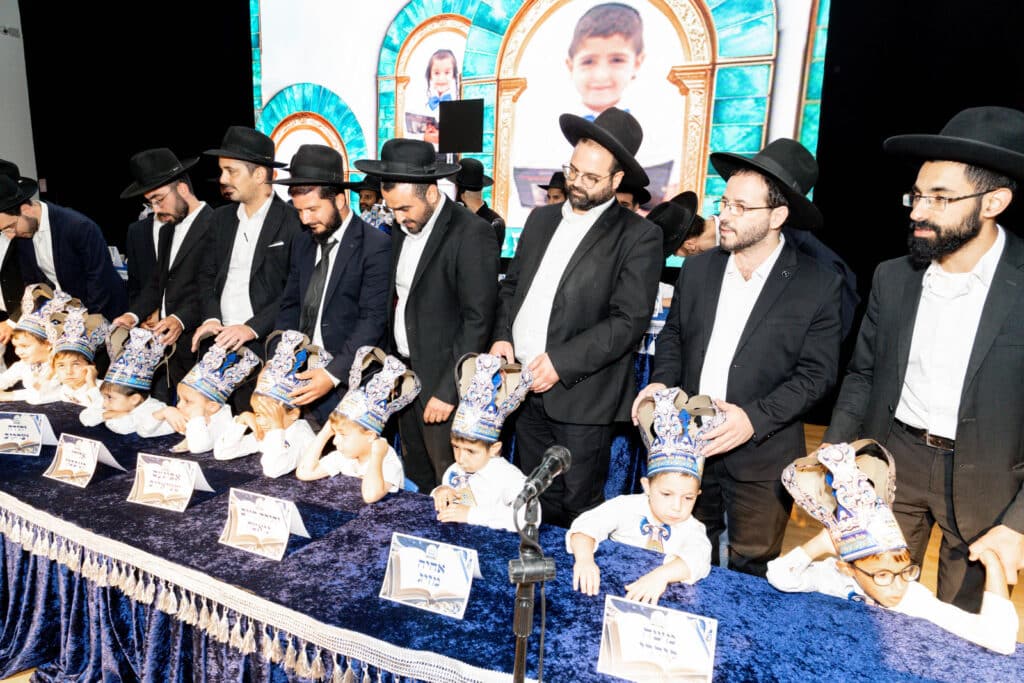 אחיסמך: המקובל חילק את הסידורים בפעם הראשונה לילדים