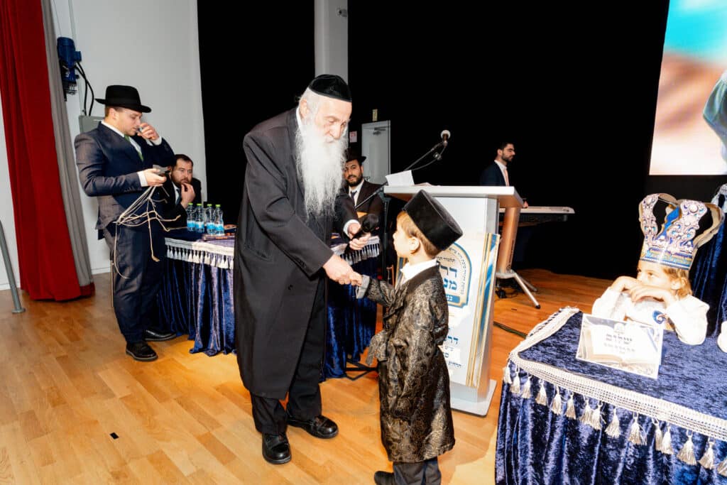 אחיסמך: המקובל חילק את הסידורים בפעם הראשונה לילדים