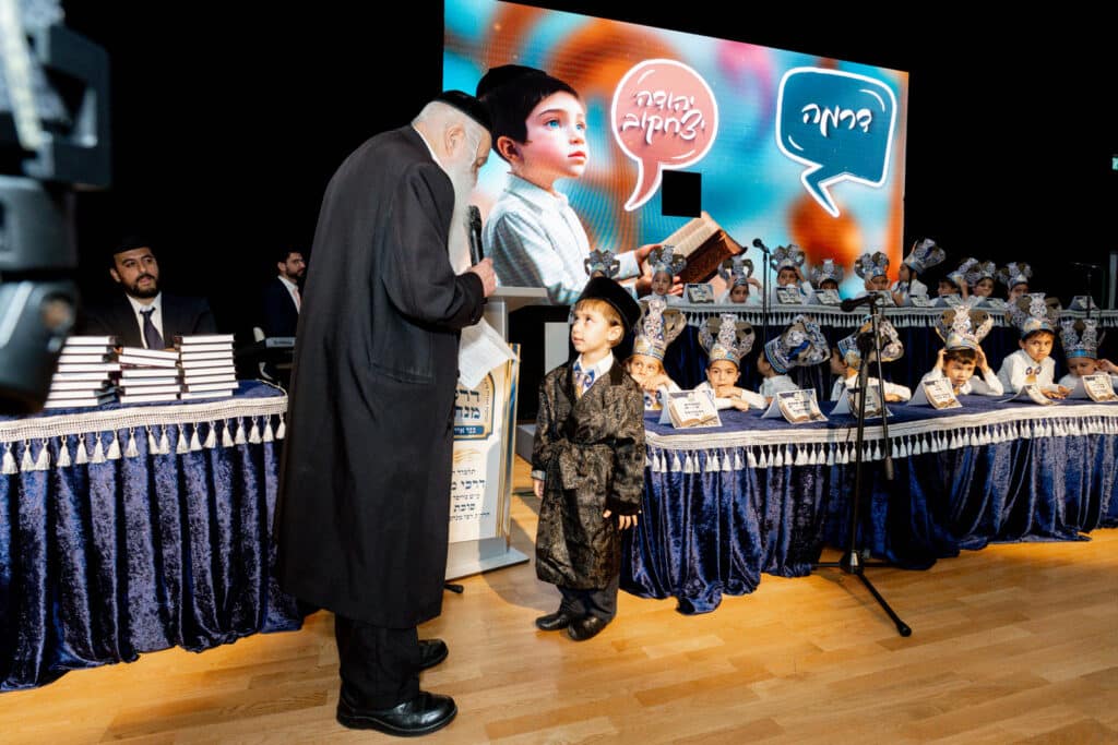 אחיסמך: המקובל חילק את הסידורים בפעם הראשונה לילדים