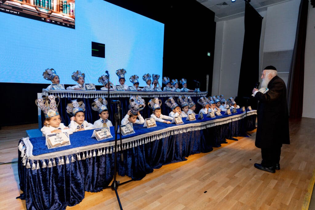 אחיסמך: המקובל חילק את הסידורים בפעם הראשונה לילדים