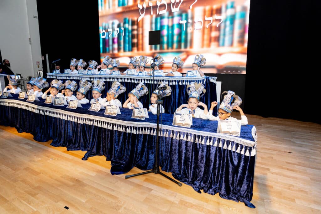 אחיסמך: המקובל חילק את הסידורים בפעם הראשונה לילדים