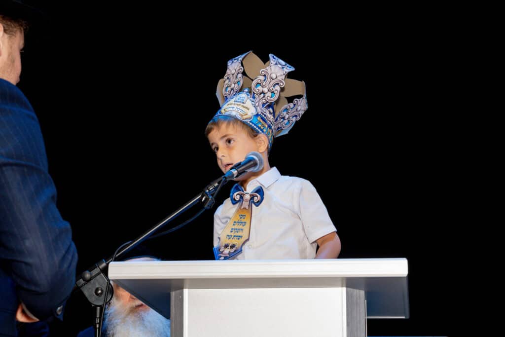 אחיסמך: המקובל חילק את הסידורים בפעם הראשונה לילדים