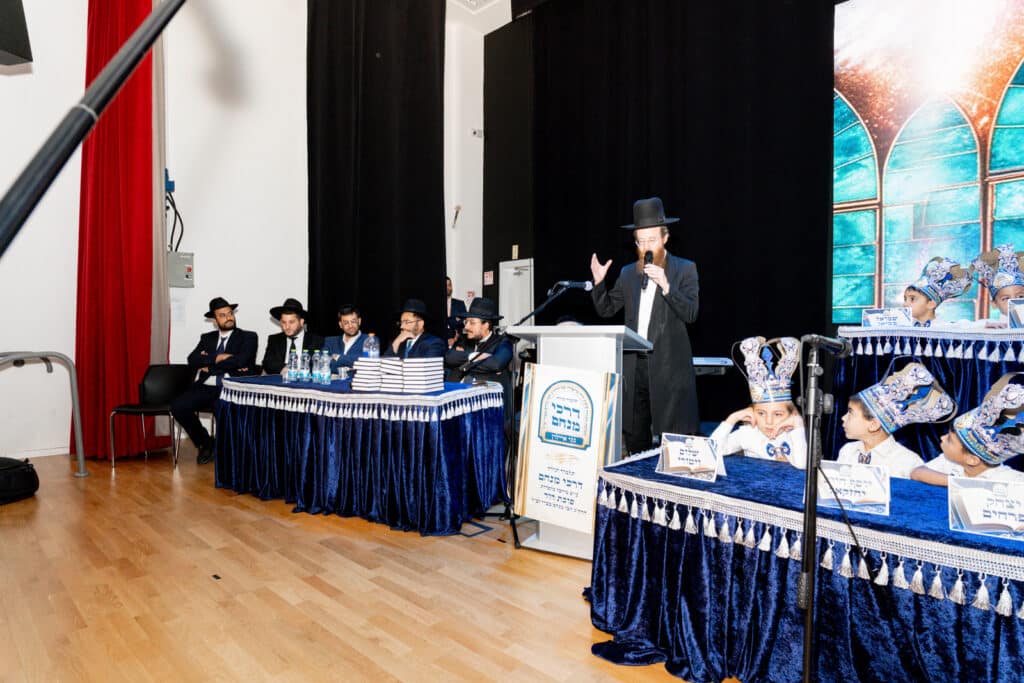 אחיסמך: המקובל חילק את הסידורים בפעם הראשונה לילדים