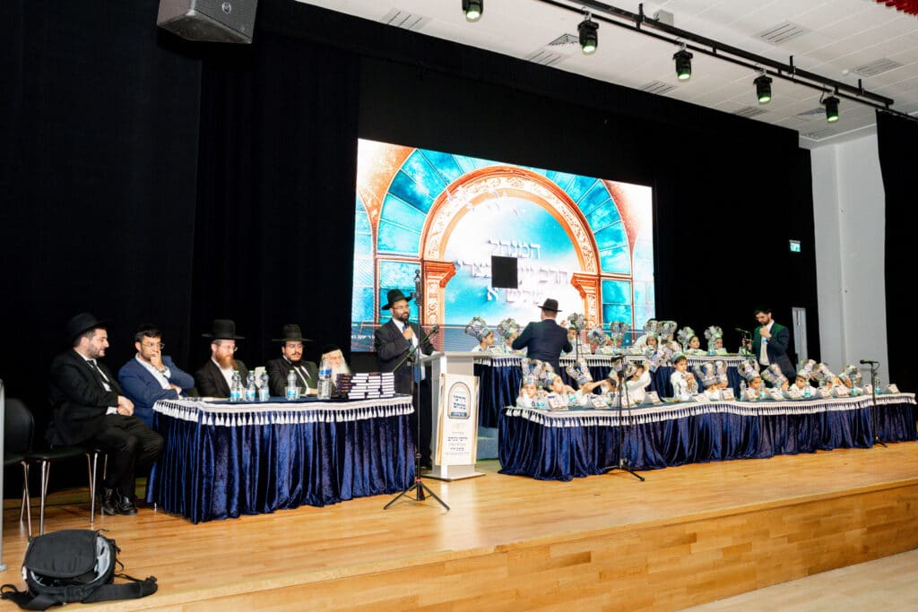 אחיסמך: המקובל חילק את הסידורים בפעם הראשונה לילדים