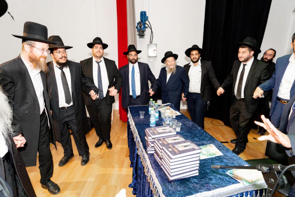 אחיסמך: המקובל חילק את הסידורים בפעם הראשונה לילדים