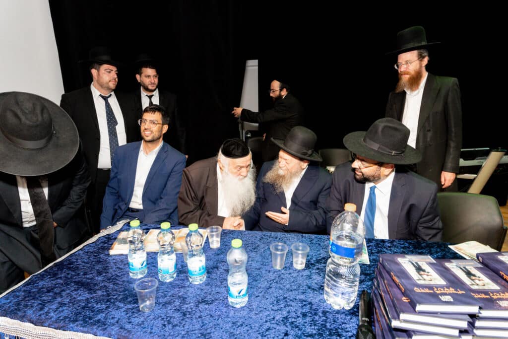 אחיסמך: המקובל חילק את הסידורים בפעם הראשונה לילדים