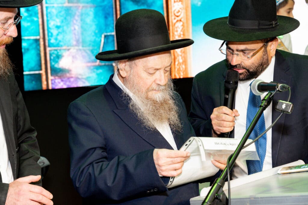 אחיסמך: המקובל חילק את הסידורים בפעם הראשונה לילדים