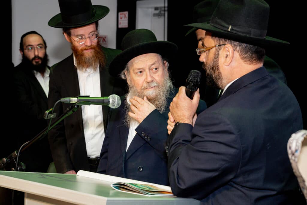 אחיסמך: המקובל חילק את הסידורים בפעם הראשונה לילדים