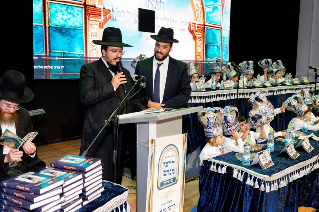 אחיסמך: המקובל חילק את הסידורים בפעם הראשונה לילדים