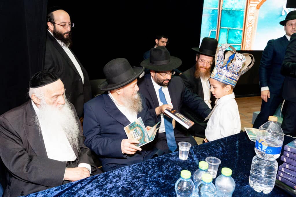 אחיסמך: המקובל חילק את הסידורים בפעם הראשונה לילדים