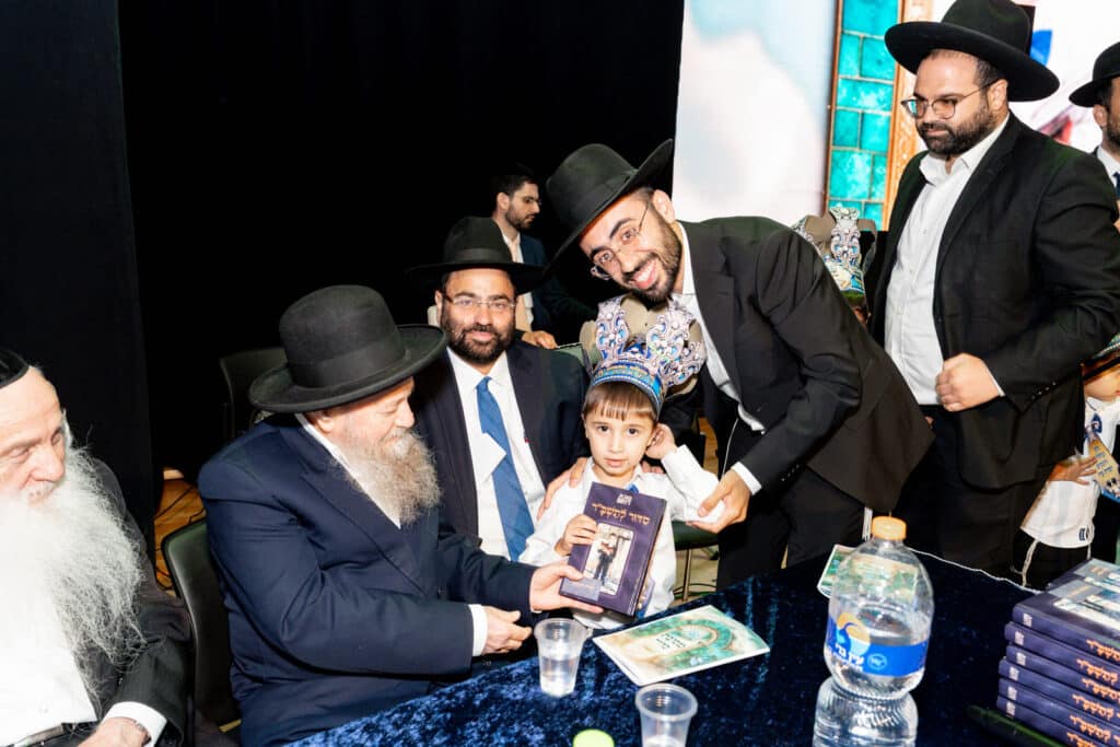 אחיסמך: המקובל חילק את הסידורים בפעם הראשונה לילדים