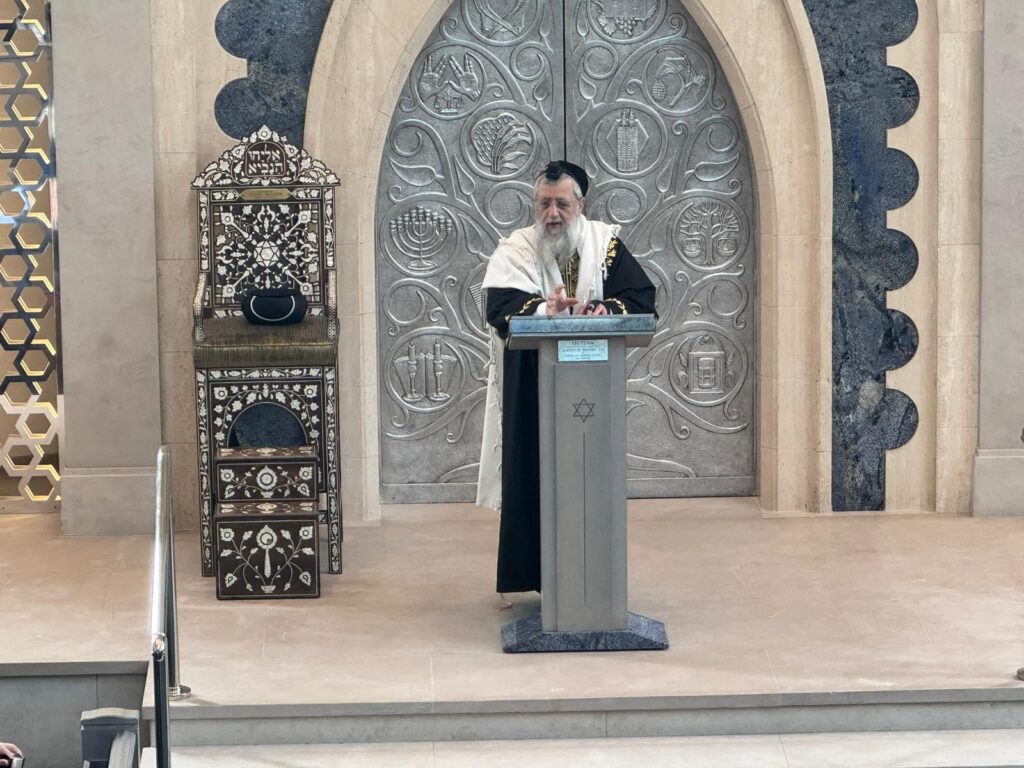 הראשל"צ: אבא מסר נפש על פסקי השו"ע - אבל המנהגים חשובים