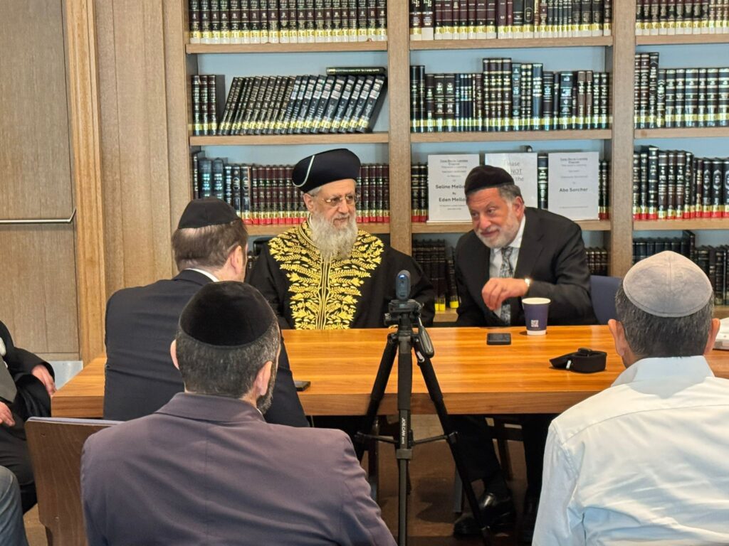 הראשל"צ: אבא מסר נפש על פסקי השו"ע - אבל המנהגים חשובים