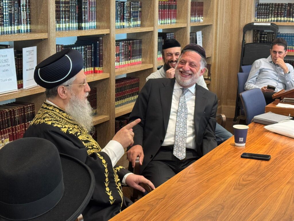 הראשל"צ: אבא מסר נפש על פסקי השו"ע - אבל המנהגים חשובים