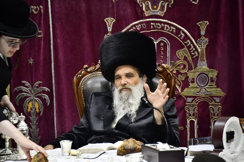 יארצייט באשלג: האדמו"ר ערך טיש ועלה לציון יחד עם החסידים