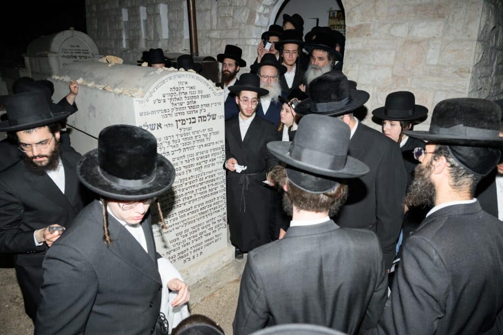 יארצייט באשלג: האדמו"ר ערך טיש ועלה לציון יחד עם החסידים