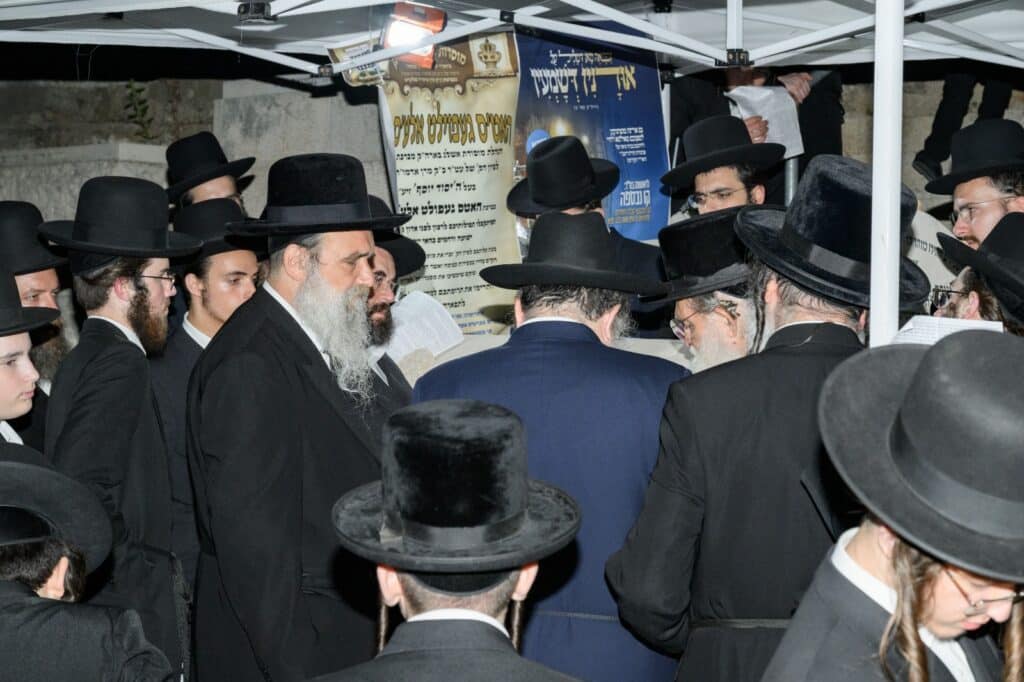 יארצייט באשלג: האדמו"ר ערך טיש ועלה לציון יחד עם החסידים