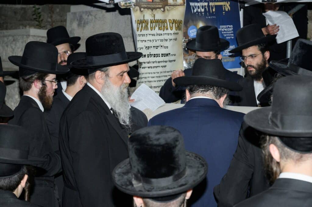 יארצייט באשלג: האדמו"ר ערך טיש ועלה לציון יחד עם החסידים