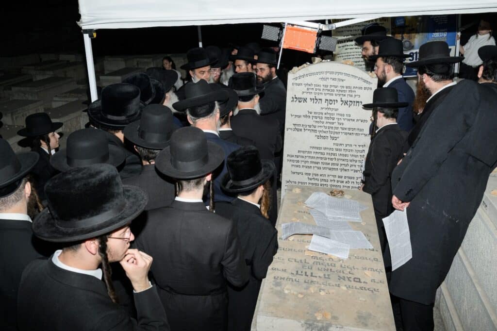 יארצייט באשלג: האדמו"ר ערך טיש ועלה לציון יחד עם החסידים