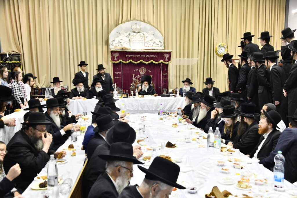 יארצייט באשלג: האדמו"ר ערך טיש ועלה לציון יחד עם החסידים