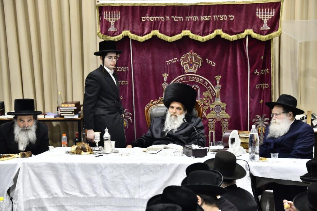 יארצייט באשלג: האדמו"ר ערך טיש ועלה לציון יחד עם החסידים