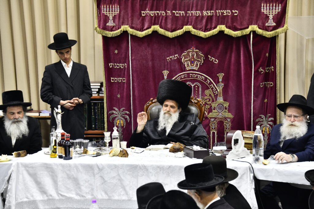 יארצייט באשלג: האדמו"ר ערך טיש ועלה לציון יחד עם החסידים