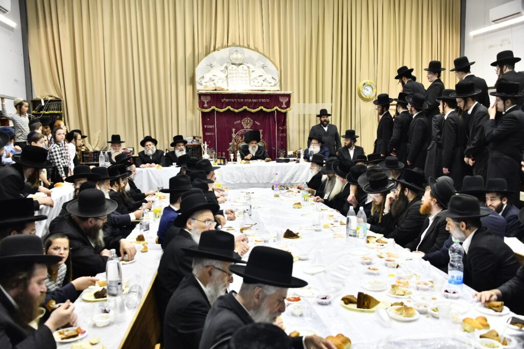 יארצייט באשלג: האדמו"ר ערך טיש ועלה לציון יחד עם החסידים