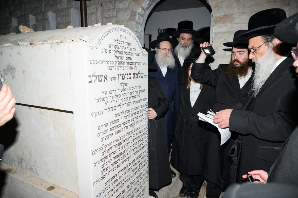 יארצייט באשלג: האדמו"ר ערך טיש ועלה לציון יחד עם החסידים