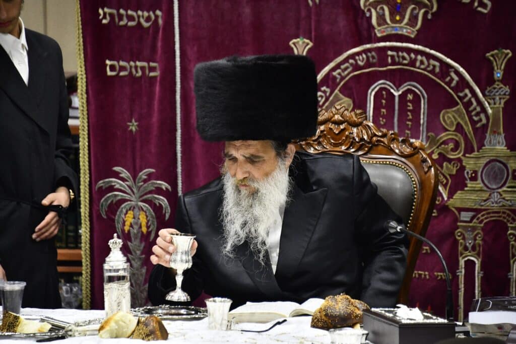 יארצייט באשלג: האדמו"ר ערך טיש ועלה לציון יחד עם החסידים