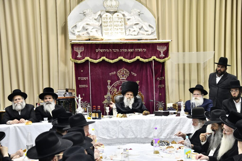 יארצייט באשלג: האדמו"ר ערך טיש ועלה לציון יחד עם החסידים