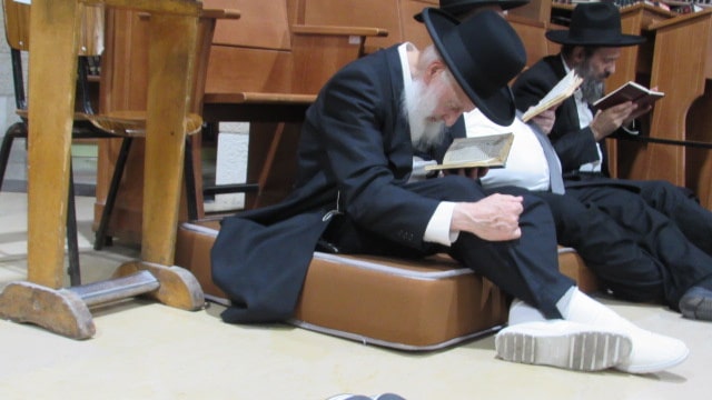 הגאון ר' שמואל בצלאל באמירת הקינות בהיכל ישיבת פורת יוסף