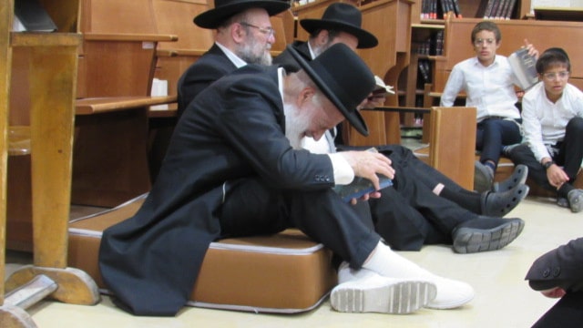 הגאון ר' שמואל בצלאל באמירת הקינות בהיכל ישיבת פורת יוסף