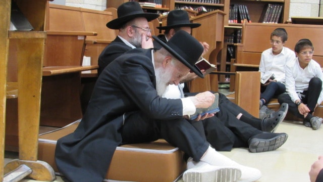 הגאון ר' שמואל בצלאל באמירת הקינות בהיכל ישיבת פורת יוסף