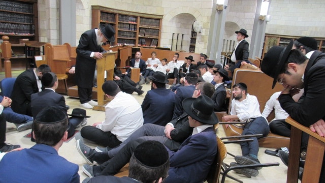 הגאון ר' שמואל בצלאל באמירת הקינות בהיכל ישיבת פורת יוסף