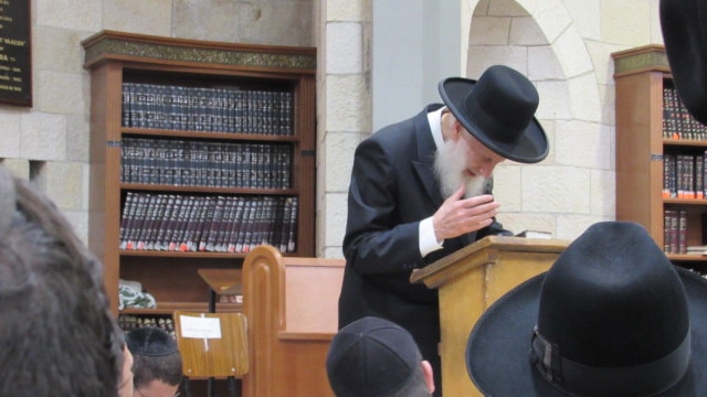 הגאון ר' שמואל בצלאל באמירת הקינות בהיכל ישיבת פורת יוסף