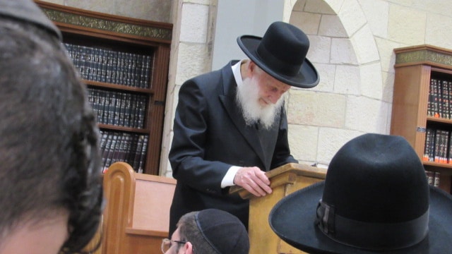 הגאון ר' שמואל בצלאל באמירת הקינות בהיכל ישיבת פורת יוסף