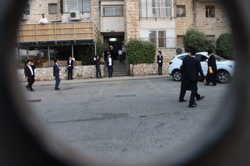 אלפים ליוו למנוחות את מיטתו של הגאון הגרב"ש דויטש