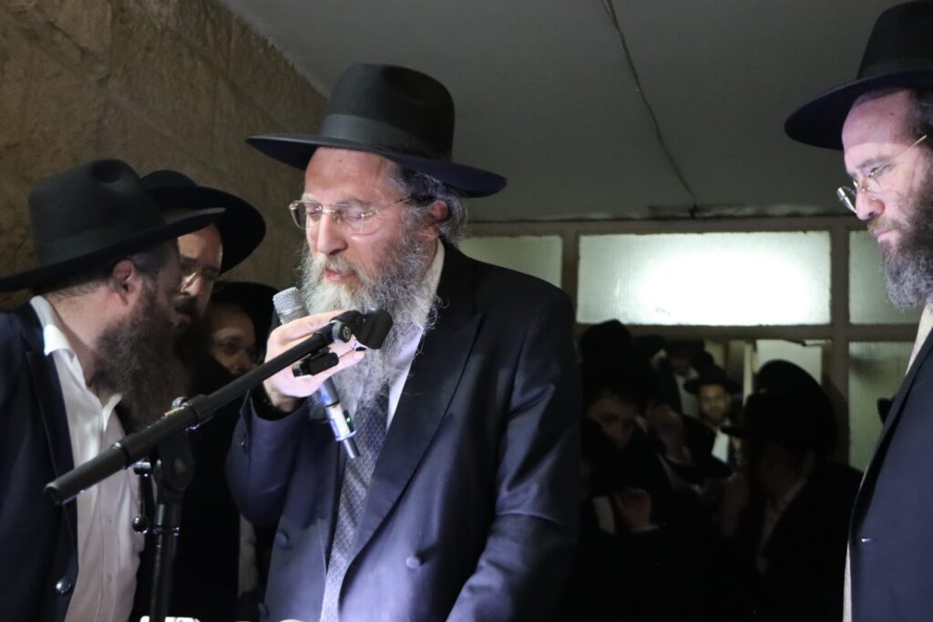 אלפים ליוו למנוחות את מיטתו של הגאון הגרב"ש דויטש