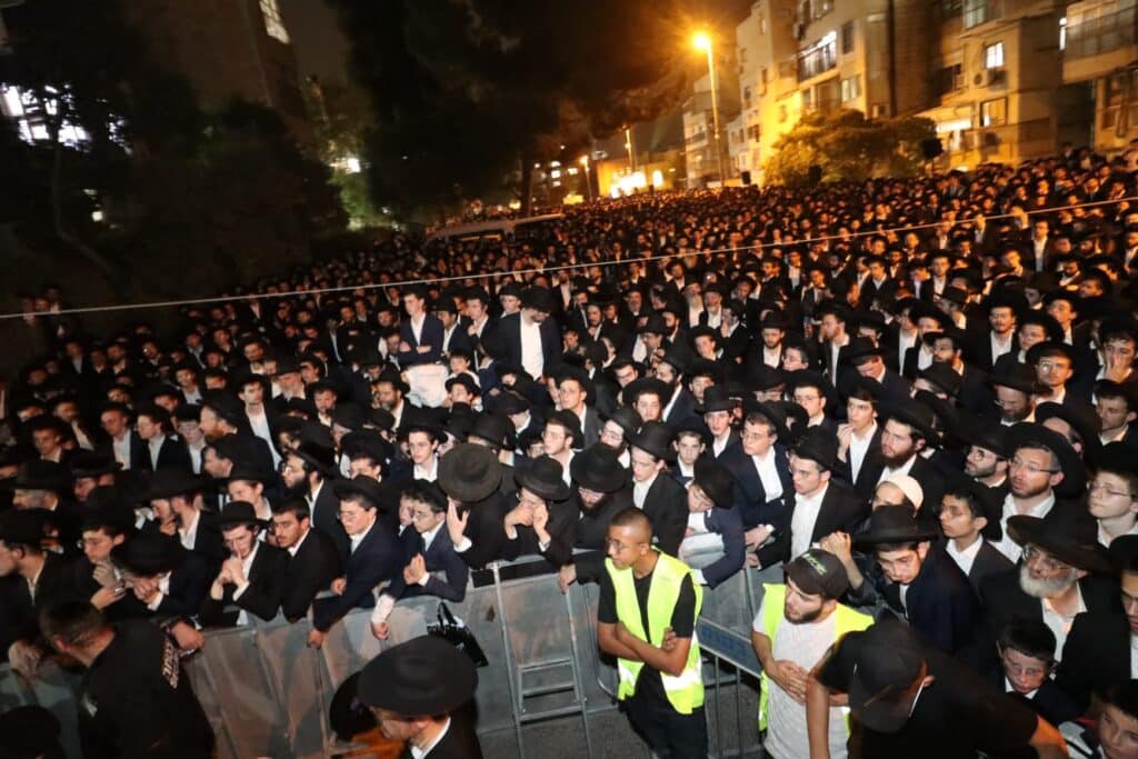 אלפים ליוו למנוחות את מיטתו של הגאון הגרב"ש דויטש