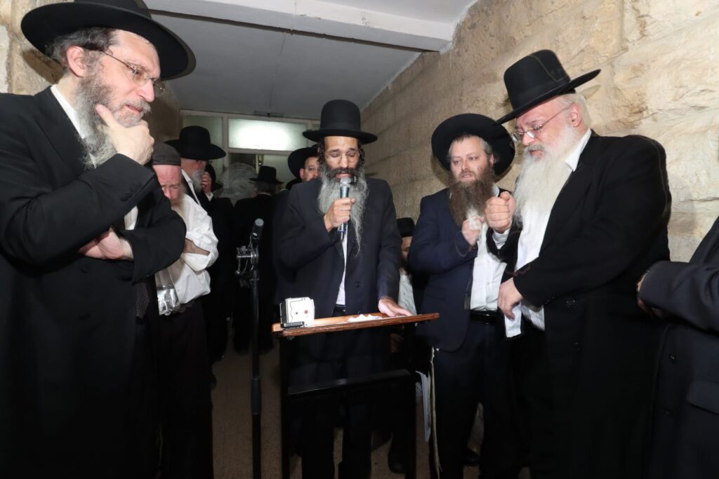 אלפים ליוו למנוחות את מיטתו של הגאון הגרב"ש דויטש