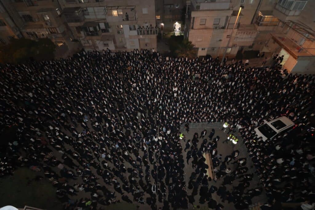 אלפים ליוו למנוחות את מיטתו של הגאון הגרב"ש דויטש